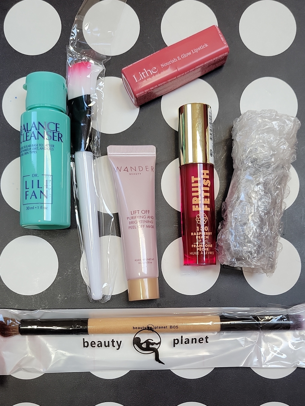 NWT- 7 Pc. Makeup & Skincare Mashup
